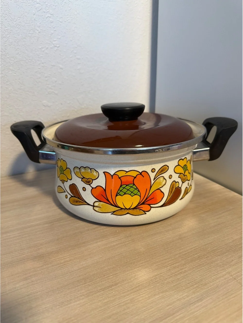 Vintage Country Flowers Enamel Pot with Lid - Floral Design, 9.5 Inch Diameter